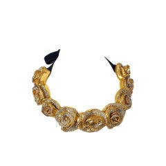 Woloch Halskette aus goldfarbenem, getöntem Harz mit geschnitzten Rosen und Kristallen