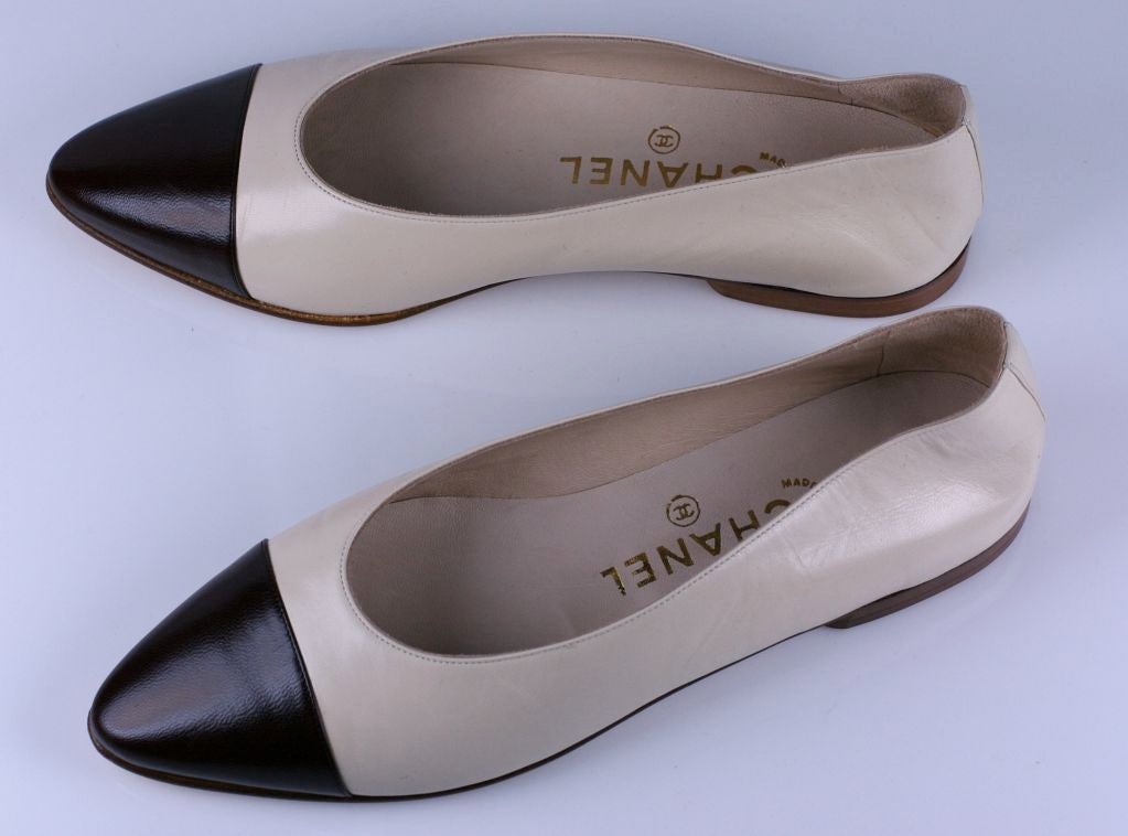 Beautiful Chanel spectator flats in buff and brown calf. Classic and timeless.<br />
Unworn new condition<br />
Size: EU 37<br />
10