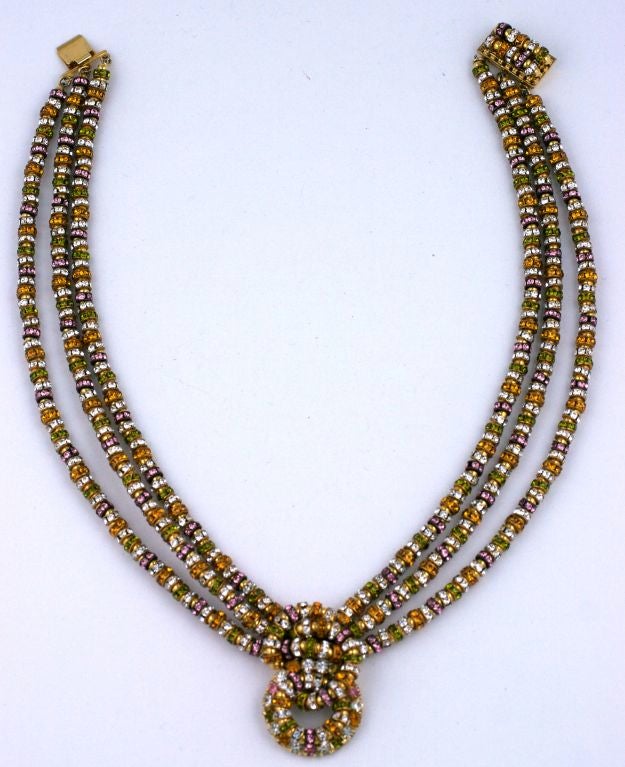 Deliziosa collana degli anni '50-'60 composta interamente da rondelle colorate in pavé di rosa pallido, citrino, olivina e cristallo. Estremamente scintillante e festoso. Origine italiana.<br />
15