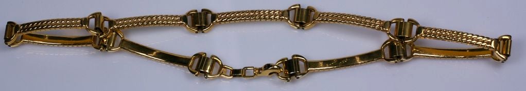 Ravissante ceinture de mors de cheval en métal doré des années 1970 par Gucci réalisée avec 9 stations. Chacun d'entre eux présente un motif de corde et d'étrier.<br />
Excellent état. Non ajustable avec fermeture à crochet.<br />
30