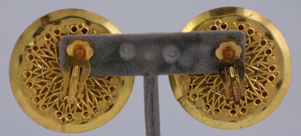 Klassische Miriam Haskell Ohrclips aus Perlen und russisch vergoldetem Metall mit konzentrischen Kreisen und einer Bambuseinfassung. Verstellbarer Rückenclip<br />
Ausgezeichneter Zustand<br />
1.75