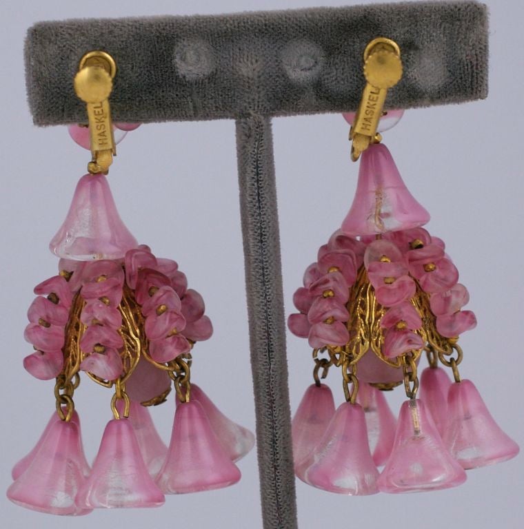 Miriam Haskell Boucles d'oreilles lustre en verre rose Excellent état - En vente à New York, NY