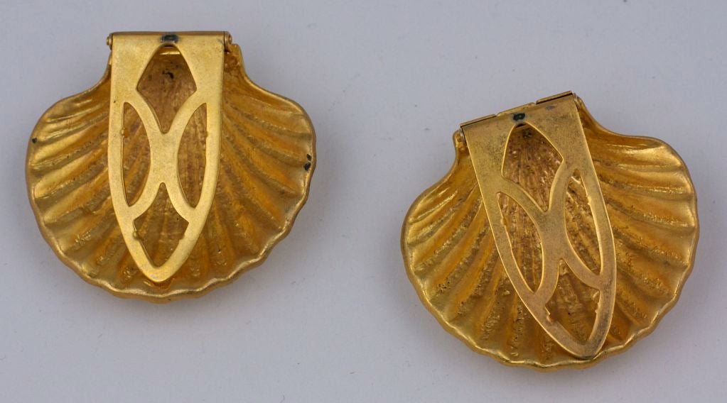 Retro Gilt metal scallop jacket/dress clips designed to be worn in pairs or singly from the 1940s. <br />
Excellent condition<br />
Approx. 1.75" diameter