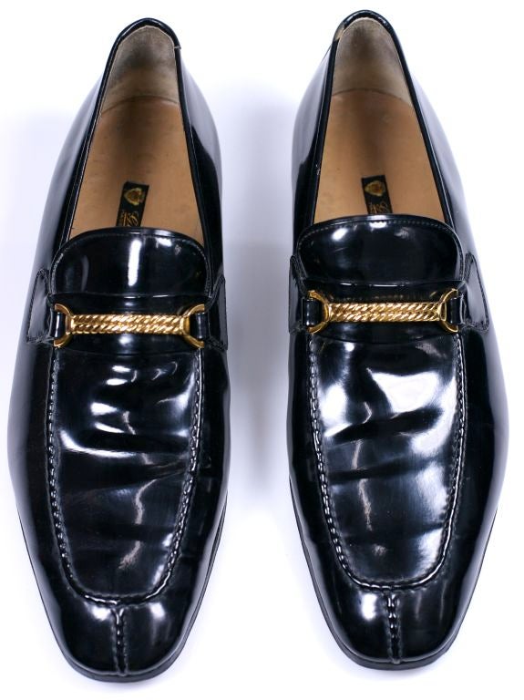 Elegant Gucci Mens Patent Loafers with twisted gilt metal decoration across instep. 1970's Italy. Excellent condition.
Size 45.
Measures in cm: Length 31, Widest distance on sole 10, Heel 7cm, Measure across top of shoe at widest 17.5 cm.