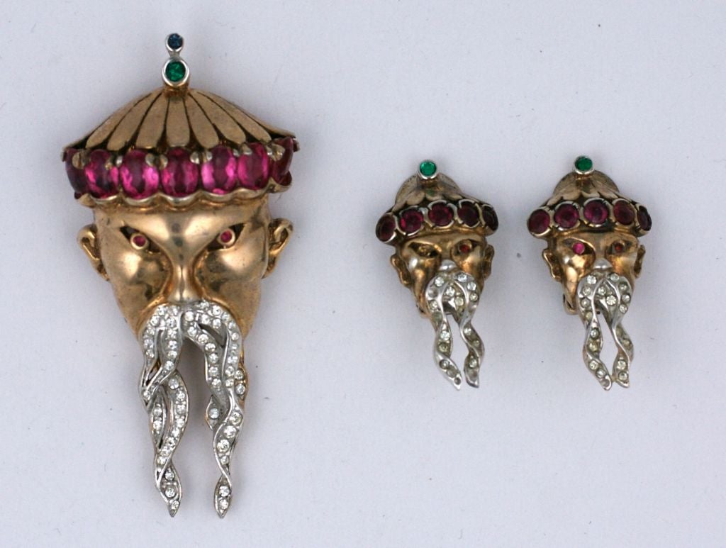 Broche et boucles d'oreilles rétro Reja, datant des années 1940, en argent sterling lavé à l'or rose, avec des accents de verre coloré et de pierres transparentes.<br />
<br />
2.pIN DE 5 X 1,5 POUCES <br />
Oreille à pince 1,25 X 0,75