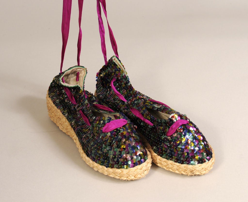 I love these 1950's espadrilles, actually I am crazy about espadrilles in general. They bring back fond memories of summer vacations in France, carefree casual dressing, fabulous French food...
I digress, these espadrilles are fabulous. The uppers
