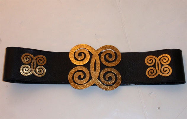 This is a really fun large black leather belt by Chanel, from the 1980's. The belt has a large gold butterfly detail in the front center and five small ones surrounding it. It clips in the back with a full length of 31 1/2
