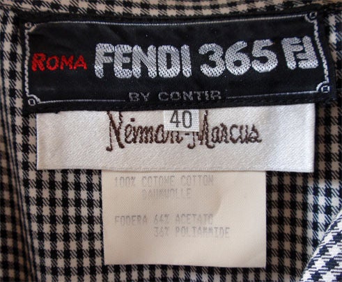 Dies ist ein schwarz-weiß kariertes Tageskleid von Fendi 365 aus den 1980er Jahren. Das Kleid trägt den Schriftzug 