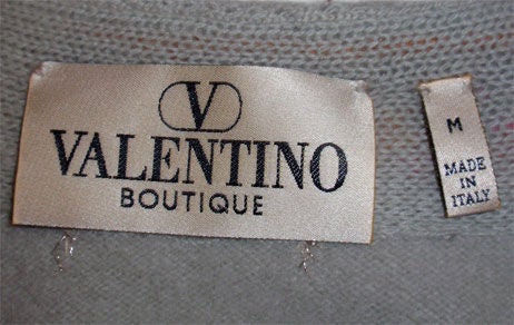 Dies ist eine Wolle / Angora hellgrün 2pc passenden Cardigan und Shell-Set mit bunten floralen Perlen von Valentino aus den 1990er Jahren. Die Weste ist ärmellos mit Prinzessinnenabnähern, einem Reißverschluss auf dem Rücken und Perlen auf dem