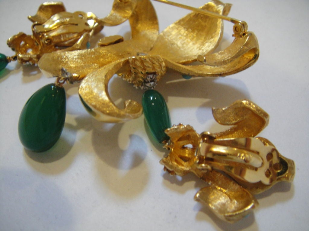 This fabulous 1950s Joseph Mazer (signed Jomaz) Regency styled fleur de lis brooch and earring set is gorgeous!  Splendidly detailed with faux turquoise, brushed gold plating, rhinestones and faux jade glass drops <br />
<br />
Brooch is 3