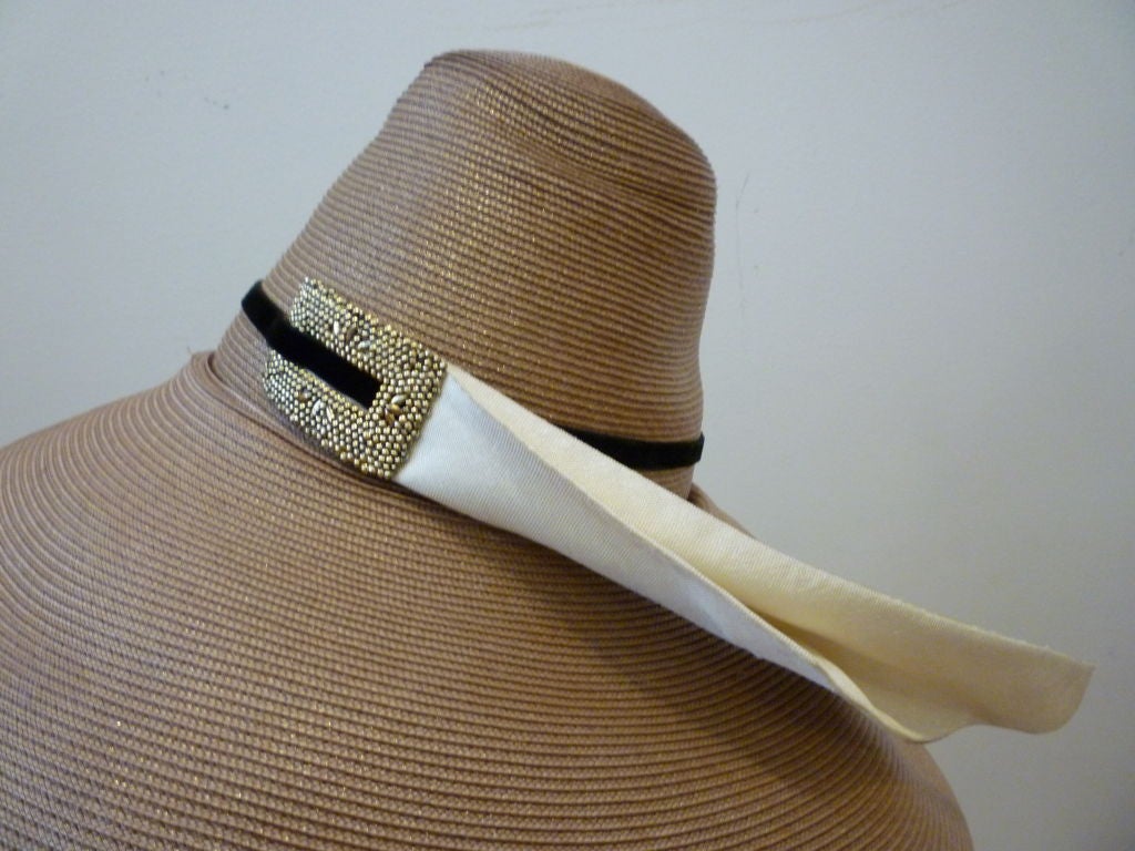 Huge Leslie James Strohhut im „Audrey“-Stil