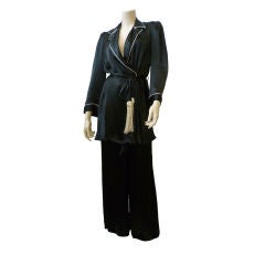 pyjama aus schwarzem Seidensatin mit weißer Paspelierung:: 1940er Jahre