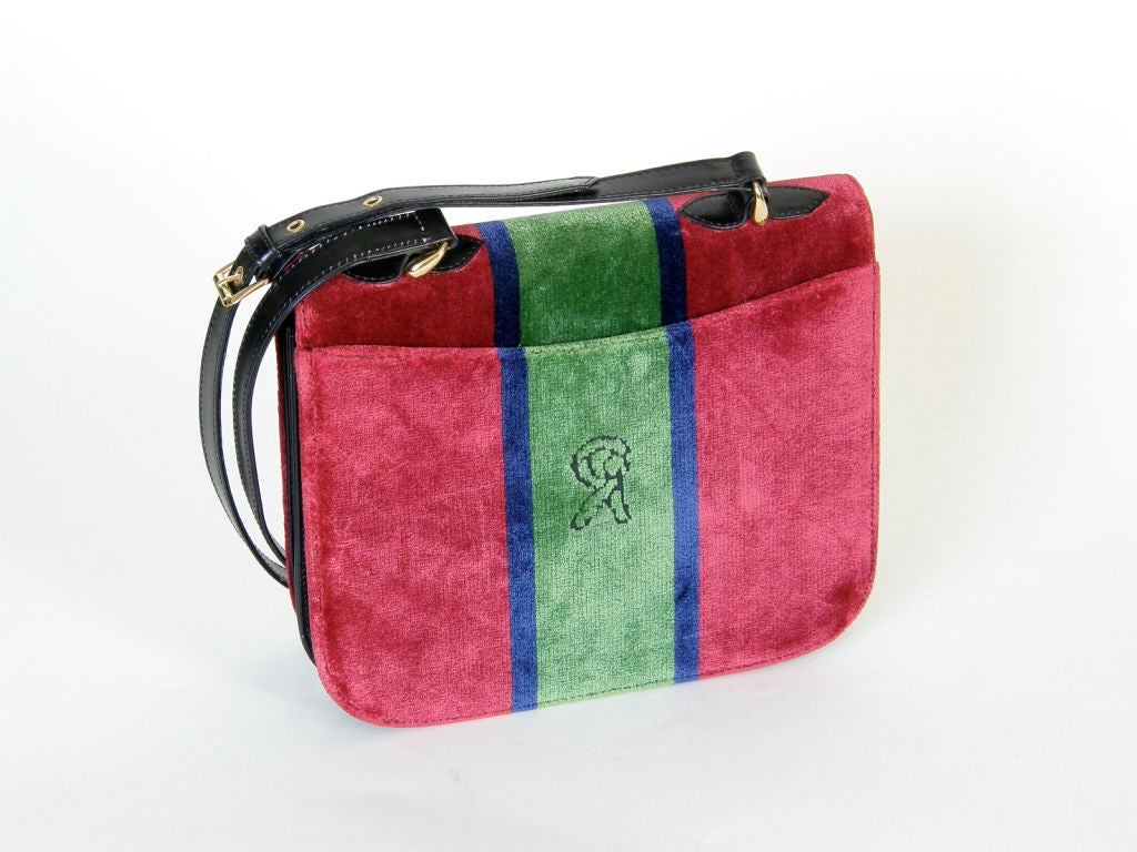 This Roberta Di Camerino shoulder bag has sleek and simple lines. The body of the bag is covered in velvet with rich red, green and blue stripes and Roberta's 
