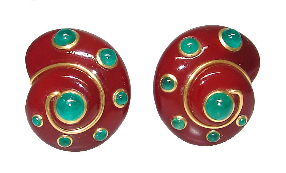 Colorful and bold clip-on earrings created by Verdura in the shape of a shell. The tasteful mix of green emeralds, the redish-brownish carnelian and yellow gold in combination with a nice volume give the earrings a very classy look.<br />
Posts can