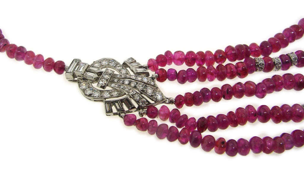 Atemberaubende und einzigartige Art-Déco-Halskette:: die in den 1930er Jahren von Cartier in London entworfen wurde. Zwei wunderschöne Diamantclips & aus Platin sind mit fünf Rubinperlensträngen verbunden. Auf der Rückseite gibt es eine schöne