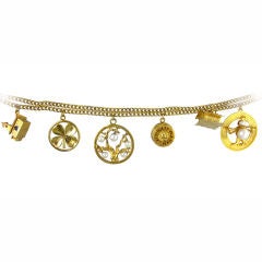 A gold and pearl charm bracelet
