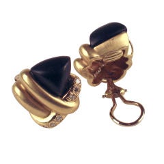 18 kt. Marlene Stowe gold and onyx earrings 18 kt. Marlene Stowe gold and onyx earrings