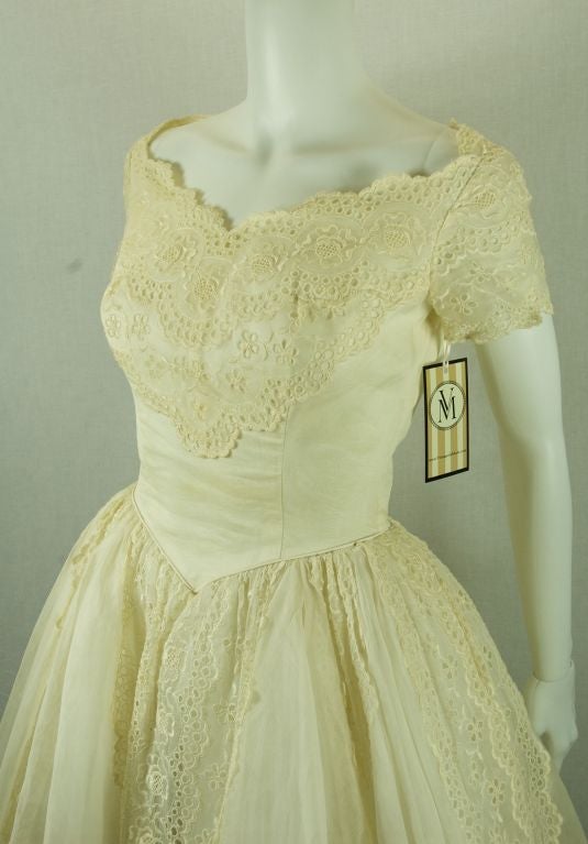 Women's VINTAGE 1950  ECRU ORGANZA EYELET LACE  WEDDNG DRESS For Sale