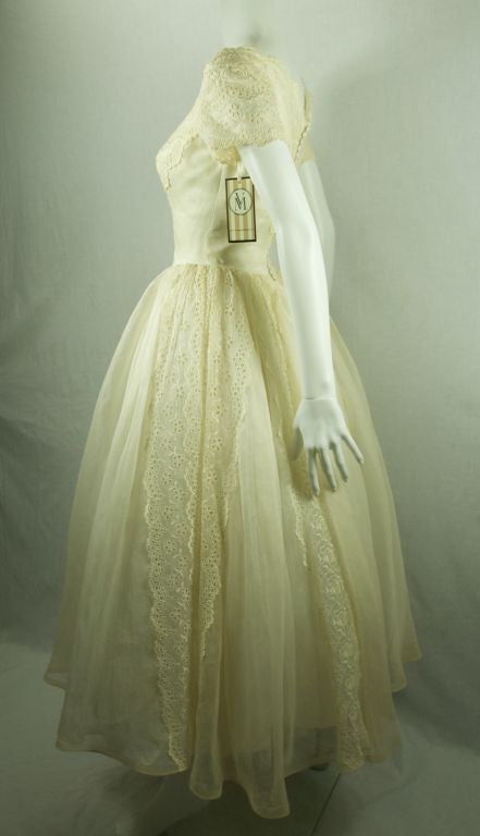 VINTAGE 1950  ECRU ORGANZA EYELET LACE  WEDDNG DRESS For Sale 1
