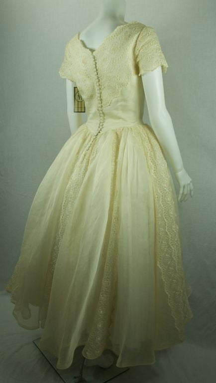 VINTAGE 1950  ECRU ORGANZA EYELET LACE  WEDDNG DRESS For Sale 2