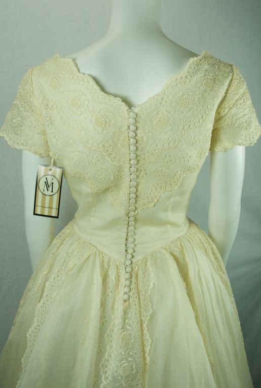 VINTAGE 1950  ECRU ORGANZA EYELET LACE  WEDDNG DRESS For Sale 3