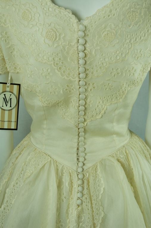 VINTAGE 1950  ECRU ORGANZA EYELET LACE  WEDDNG DRESS For Sale 4