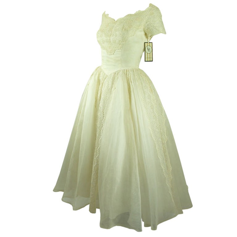 VINTAGE 1950  ECRU ORGANZA EYELET LACE  WEDDNG DRESS For Sale