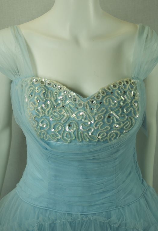 VINTAGE 1940-50's SHELF BUST BABY BLUE TULLE PARTY WEDDING DRESS In Excellent Condition For Sale In San Francisco, CA
