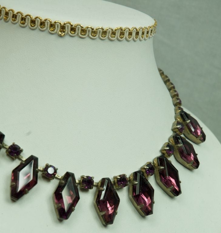 VINTAGE ART DECO PURPLE GLASS NECKLACE