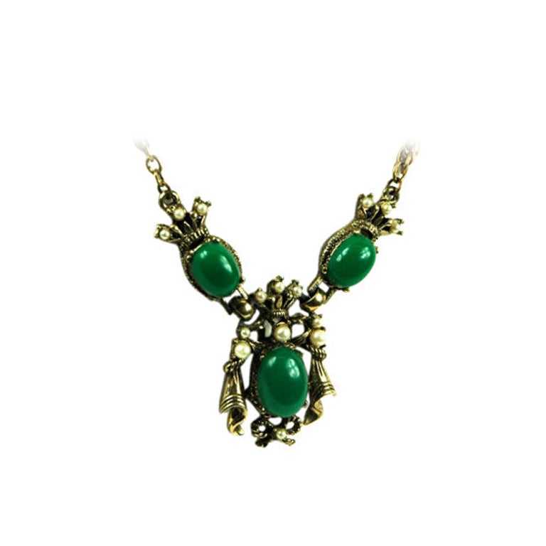 VINTAGE 1940'S JADE GREEN, PEARL AND GOLD TONE NECKLACE For Sale