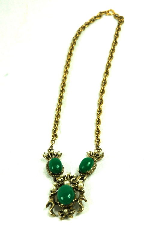 VINTAGE 1940'S JADE GREEN, PEARL AND GOLD TONE NECKLACE For Sale 1