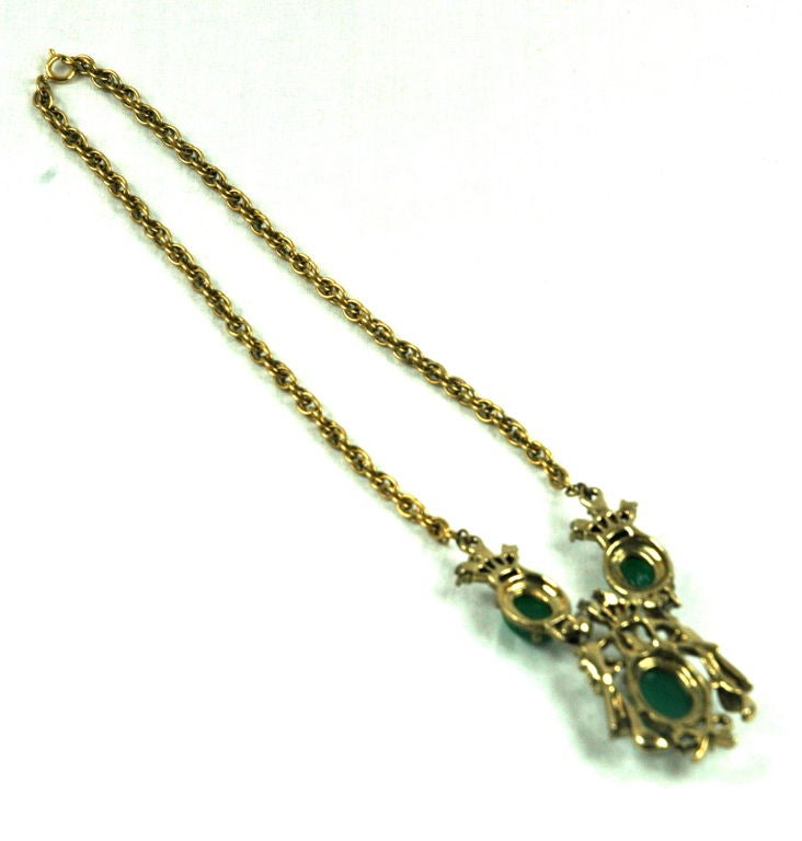 VINTAGE 1940'S JADE GREEN, PEARL AND GOLD TONE NECKLACE For Sale 2