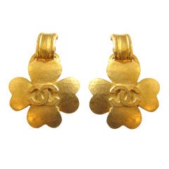 CHANEL hammered gold 'CLOVER' earrings