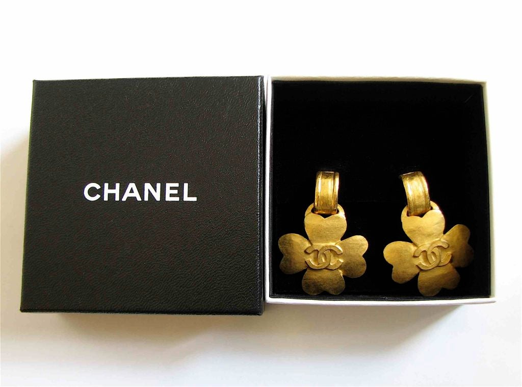 CHANEL hammered gold 'CLOVER' earrings