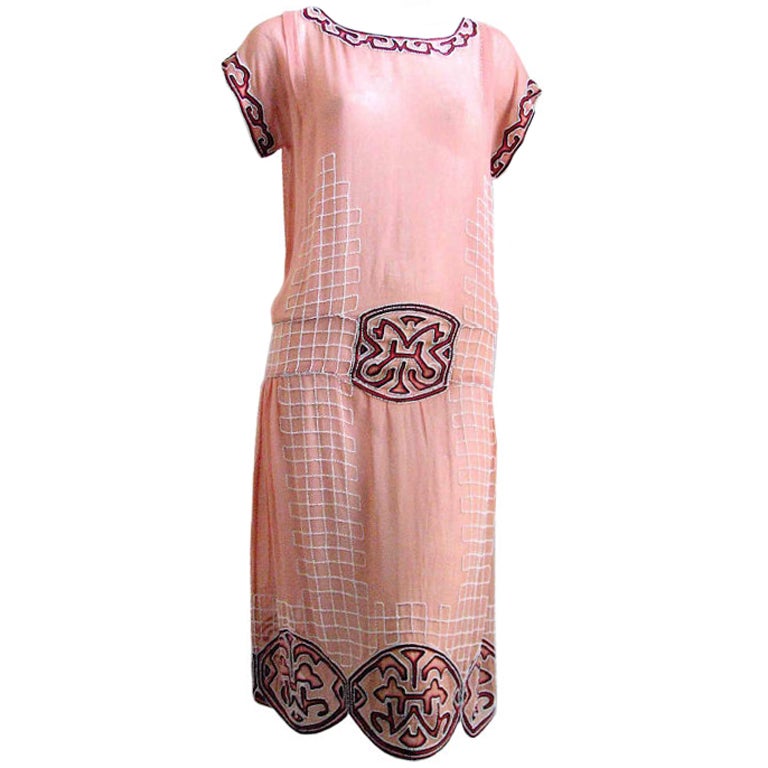 Vestido francés de lino coral de los años 20 con pedrería a mano