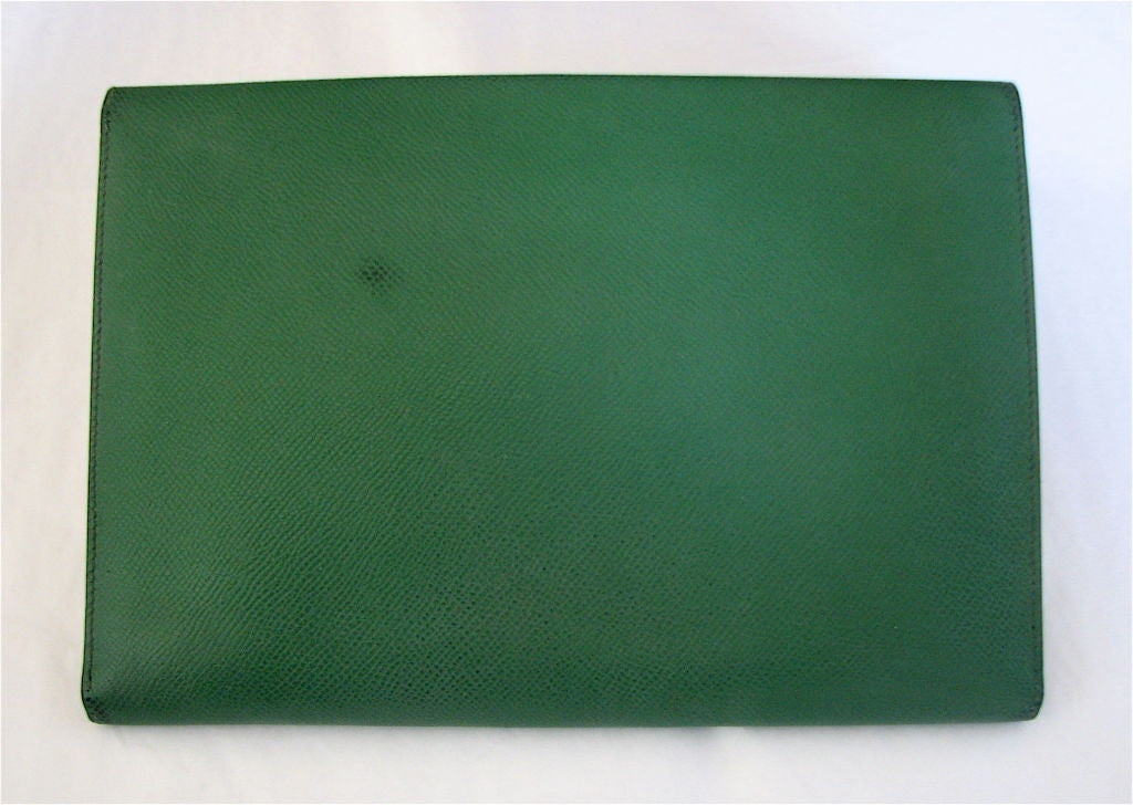 Gorgeous vibrant green courchevel leather 'RIO POCHETTE' clutch from Hermes. 9.5