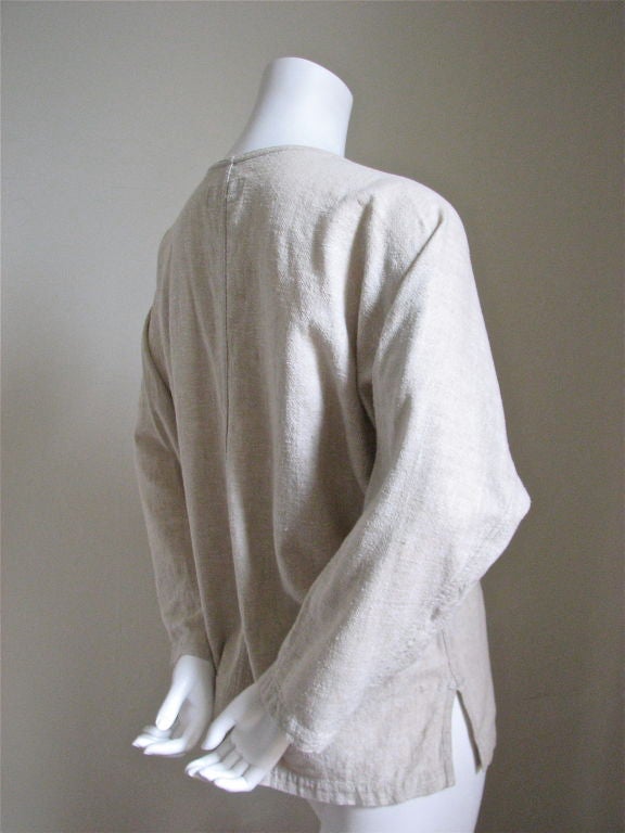 Very architectural heathered tan top from ISSEY MIYAKE 'PLANTATION'. Interested horizontal pocket. Large dolman shaped sleeves. Side vents at hips. Labeled a size 'M'. Fits a small or medium.  100% cotton. EXCELLENT CONDITION.