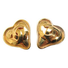 CHANEL gilt 'CC' heart earrings