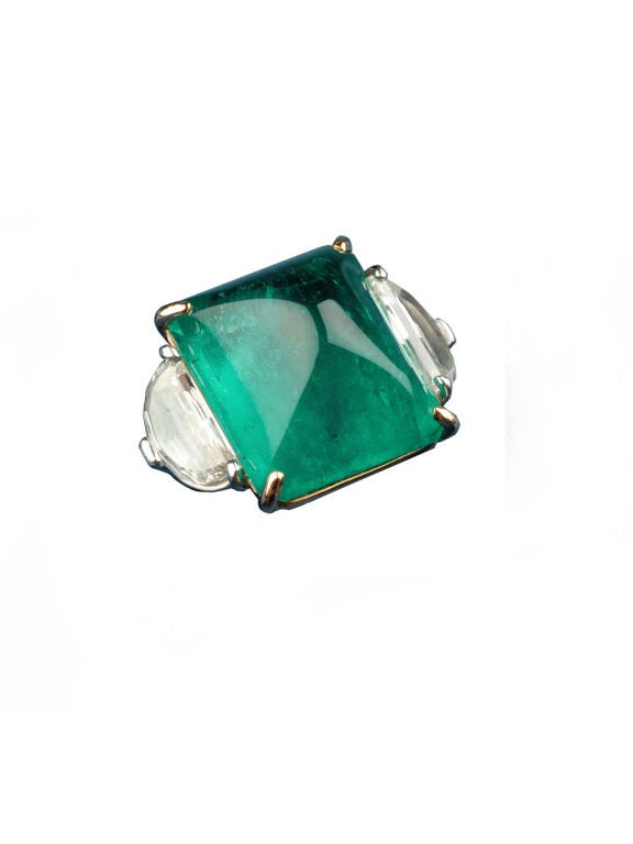 Ring aus Platin:: 18-karätigem Gold:: Smaragd und Diamant:: Gewicht des Smaragds ca. 15::38 Karat:: besetzt mit 2 Demi-Lune-Diamanten. AGTA-Zertifikat:: moderate Behandlung.