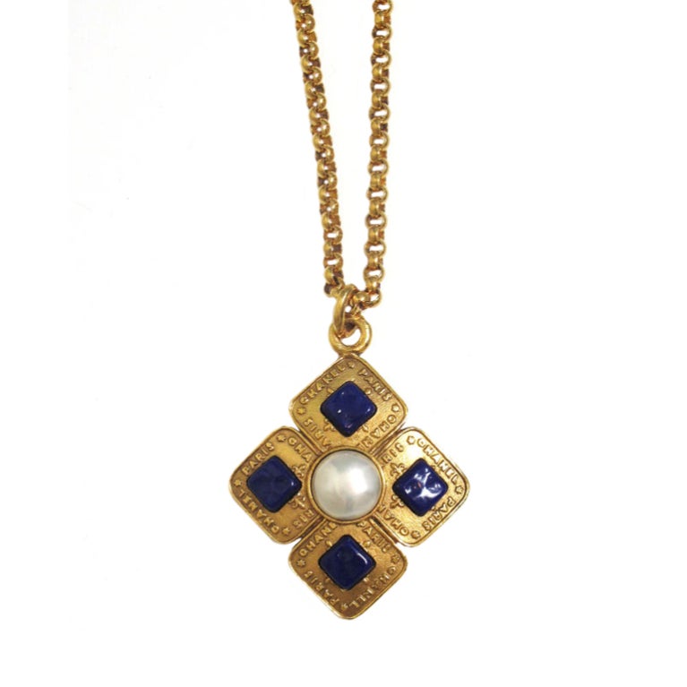 CHANEL 1980s Goldtone & Gripoix Quatrefoil Pendant Necklace