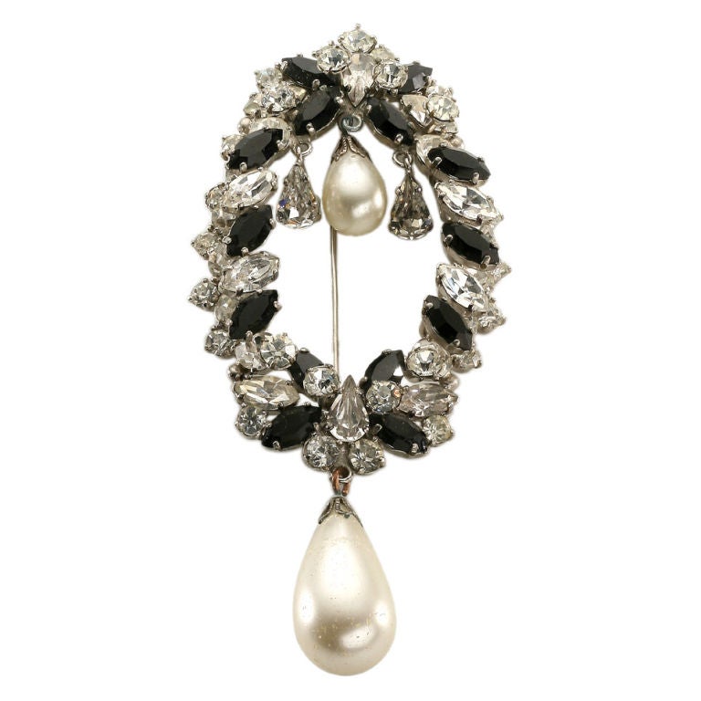 Roger Scemama brooch with drop glass pearl. Unsigned For Sale