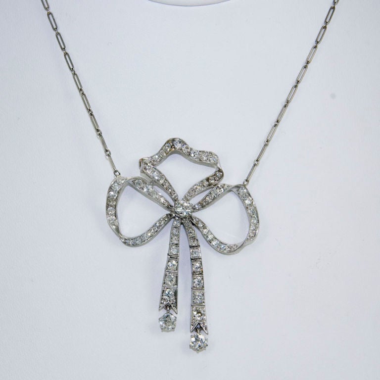 Schleifenanhänger aus Platin und Diamanten mit europäischem Schliff an einer Platin-Kette, ca. 2,25 Karat, mit Bändern.
