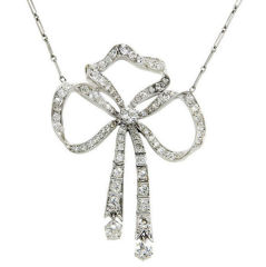 Edwardianischer Schleifenanhänger aus Platin und Diamanten