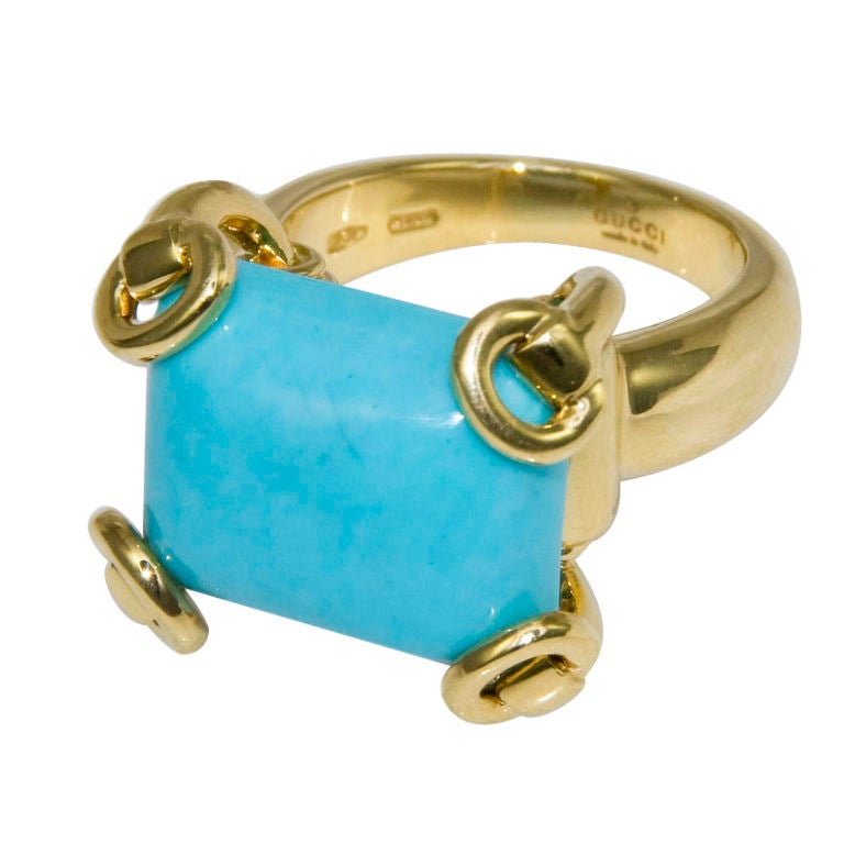 Moderner Ring aus 18 Karat Gelbgold und persischem Türkis:: signiert von Gucci:: mit originaler Präsentationsbox.