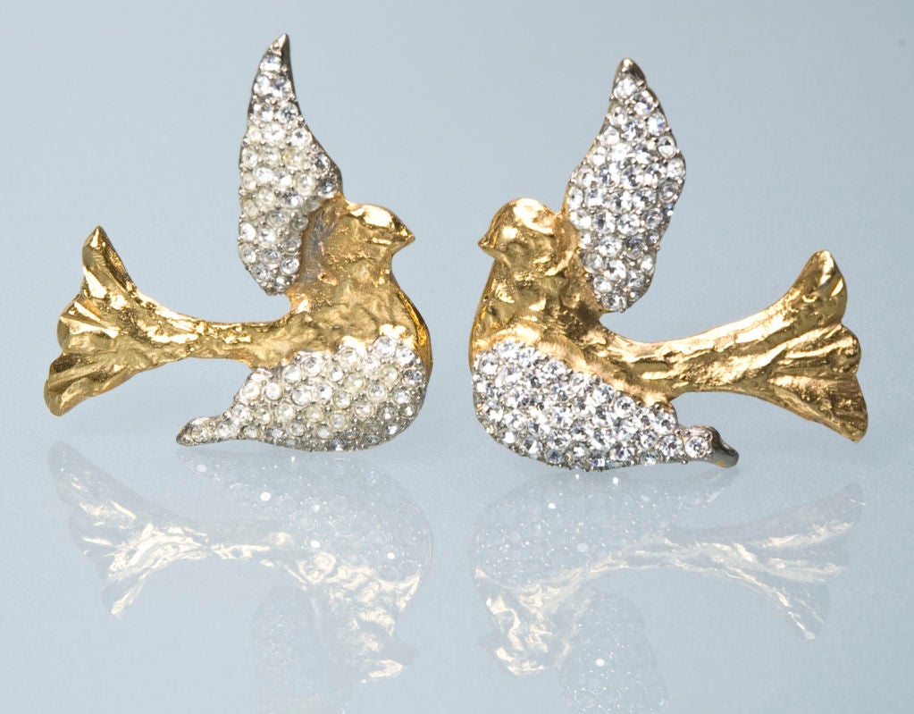 Rare 90's Yves Saint Laurent Earrings.
Gilded metal and rhinestones.
The dimentions are:
from top of the wing to the bottom 2 3/16 inches
from the tail to the front 2 inches