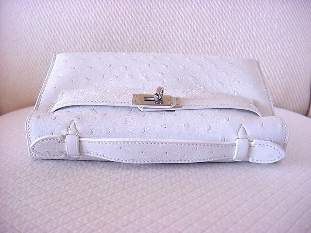 HALLO HERMES! Die ultimative Mini Kelly Pochette - WHITE OSTRICH!<br />
Selten und absolut SENSATIONELL.<br />
GOTTA HAVE IT~ <br />
Diese spektakuläre Schönheit in WHITE OSTRICH ist mit der Palladium-Hardware akzentuiert und ist absolut
