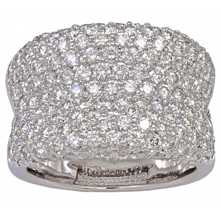 Breites Pave-Diamantband aus Weißgold