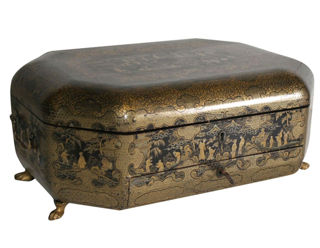 A GILT-LACQUER SEWING-WORKBOX. CHINESE, CIRCA 1840 In Good Condition In New York, NY