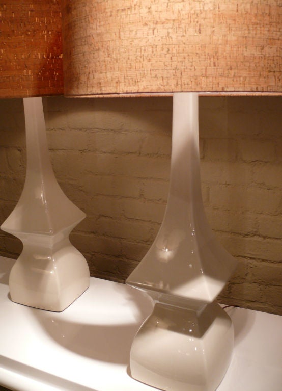 Pair of cream pagoda shaped ceramic lamps In Excellent Condition In New York, NY