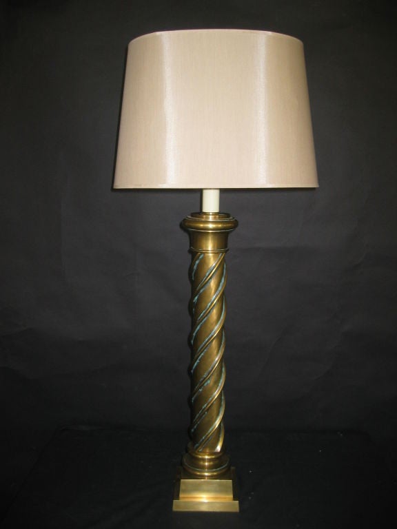 Une paire de lampes de table en laiton massif en forme de spirale avec une patine naturelle.